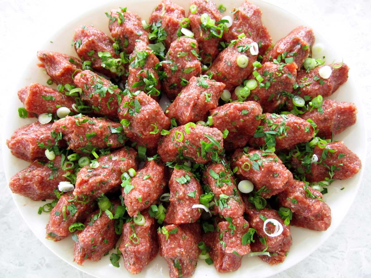 Chi kofte (Armenian steak tartare) arranged on a white oval platter.