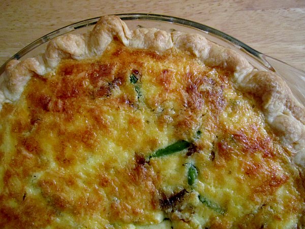 overhead view of a quiche in a glass pie dish