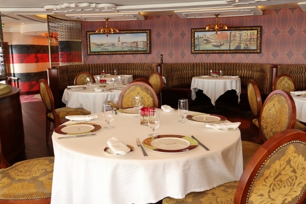 A restaurant dining room with many tables and chairs