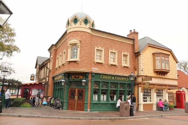 exterior of the Rose and Crown Dining Room and Pub in Epcot\'s United Kingdom Pavilion