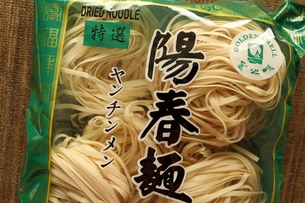 a package of dried wheat noodles with Asian writing on the wrapper