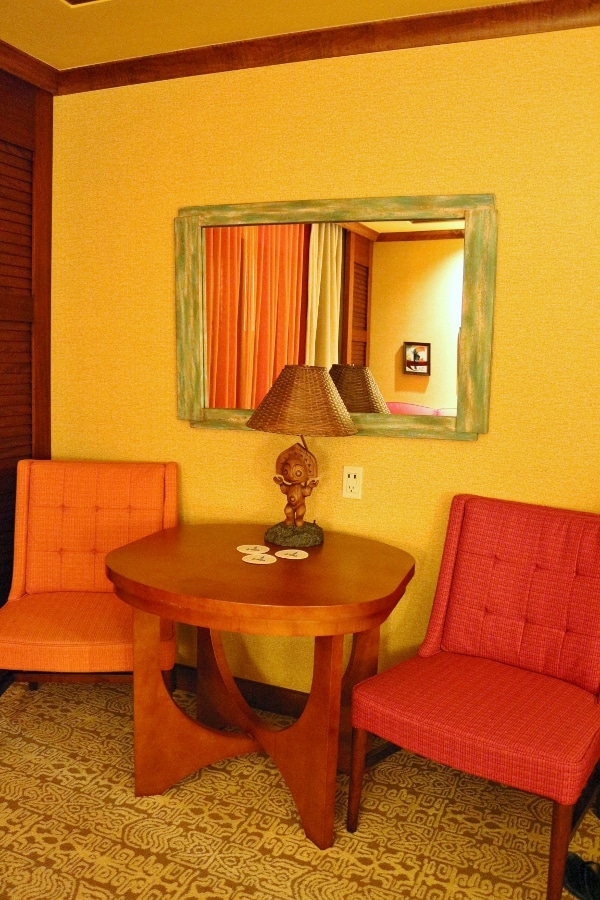 a table and chairs in a hotel room