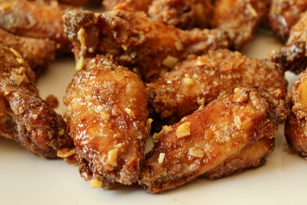 A close up of a plate of fried chicken wings
