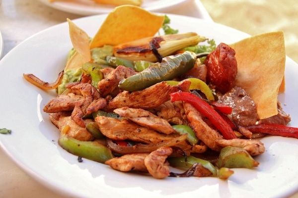 A plate of chicken and pepper fajitas