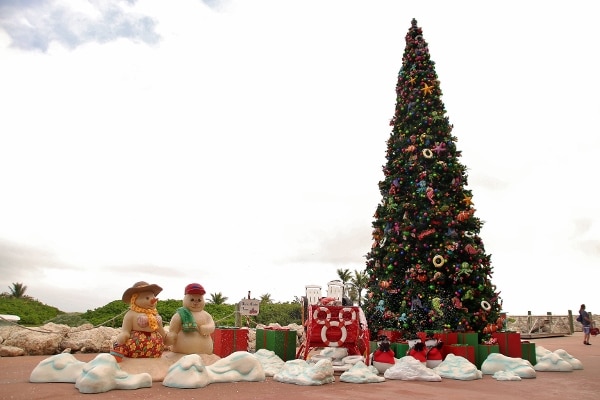 wide view of the Castaway Cay Christmas tree and snowmen made of sand