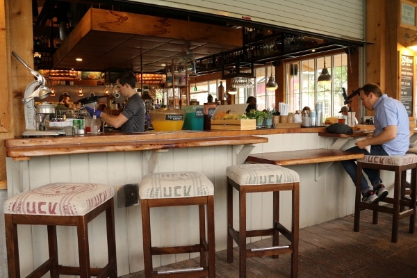 bar area on patio of Homecomin\' restaurant