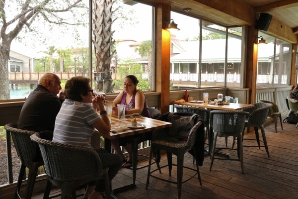 A group of people sitting at a table in a restaurant