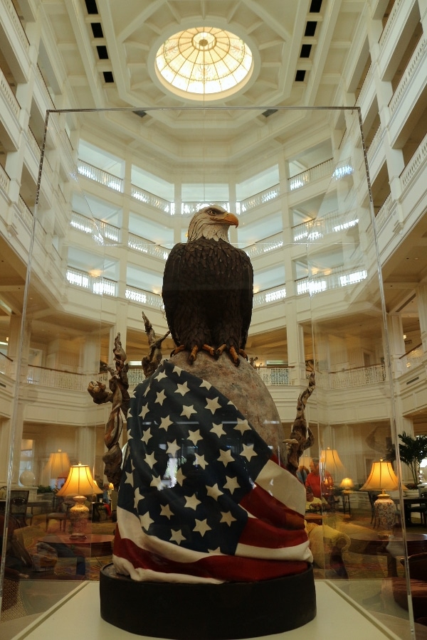 a bald eagle statue