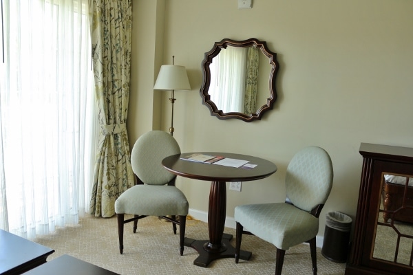 a table and chairs in a hotel room