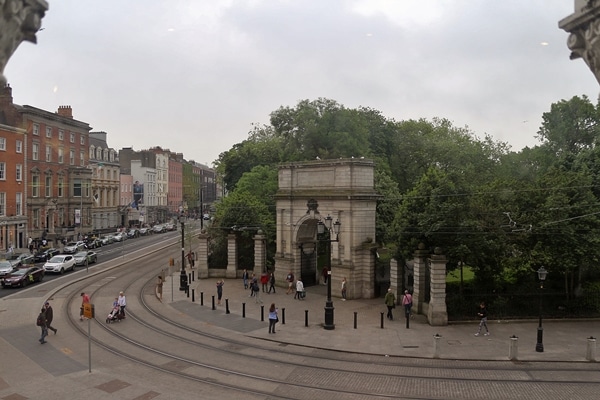 The stone arch entrance to St. Stephen\'s Green park in Dublin