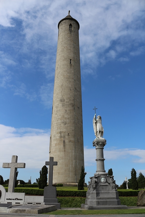 a tall monument in a cemetery