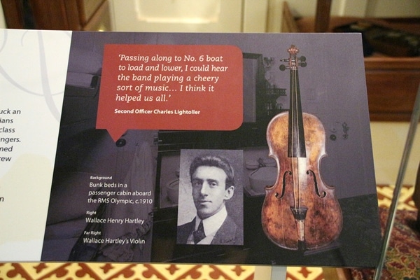 A close up of a sign with a violin on it