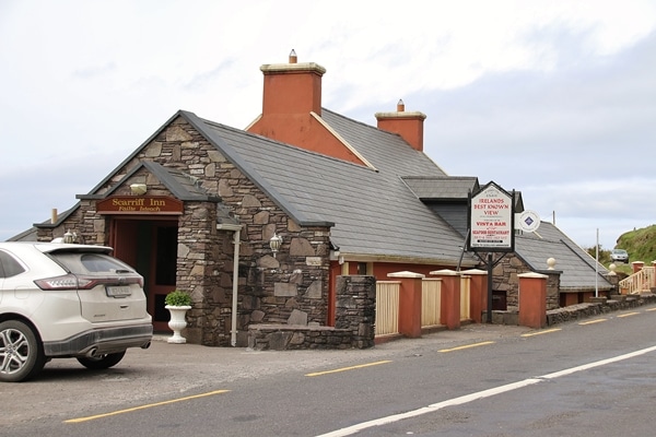 a small inn on the side of the road