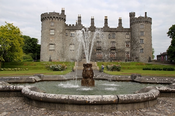 a fountain in front of Kilkenny Castle