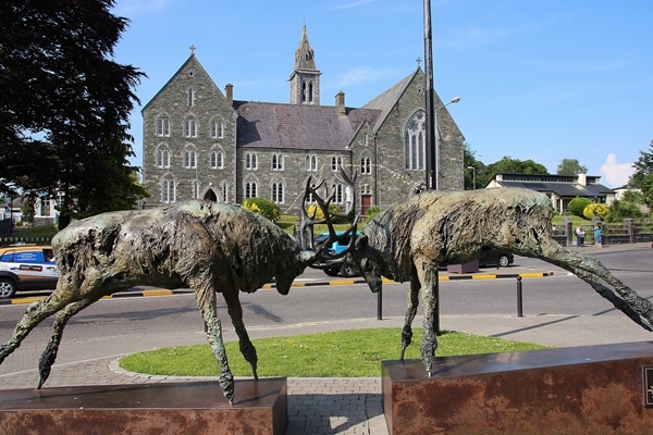 a statue of 2 deer butting their antlers