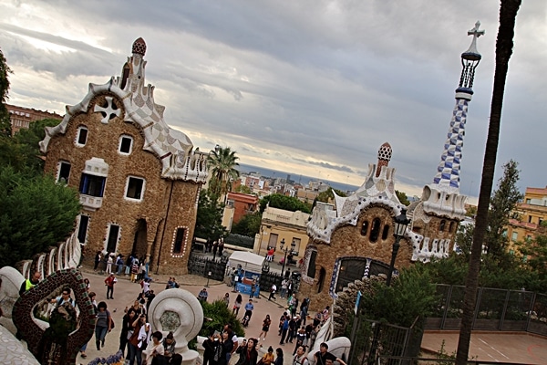 A group of people standing in Park Güell