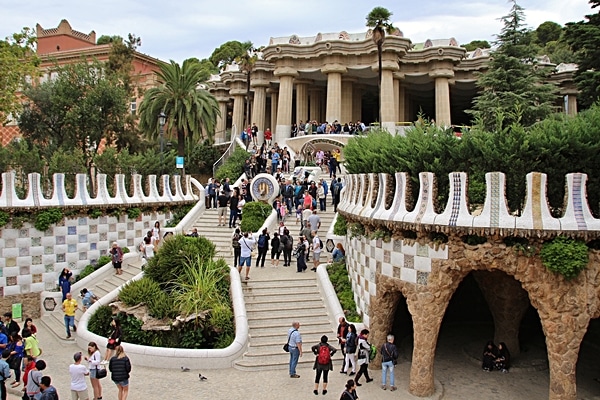 A group of people walking in front of Park Güell