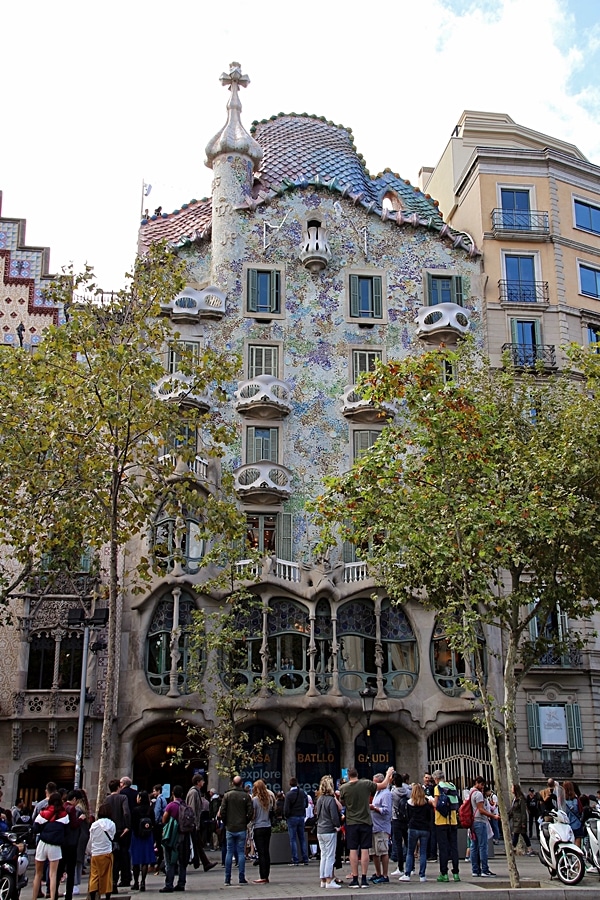 A group of people in front of Casa Batlló