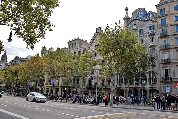 A close up of a busy city street