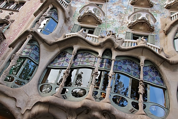 closeup of the ornate and curvy windows of Casa Batlló