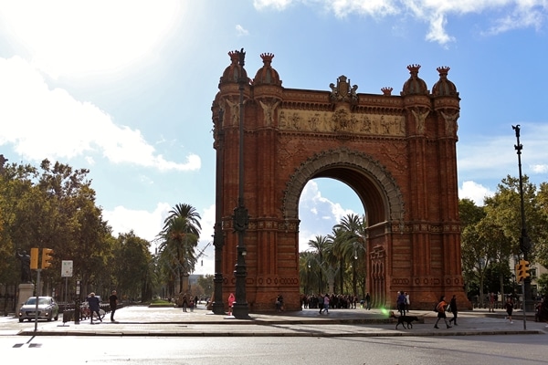 the Arc de Triomf with palm trees in the background