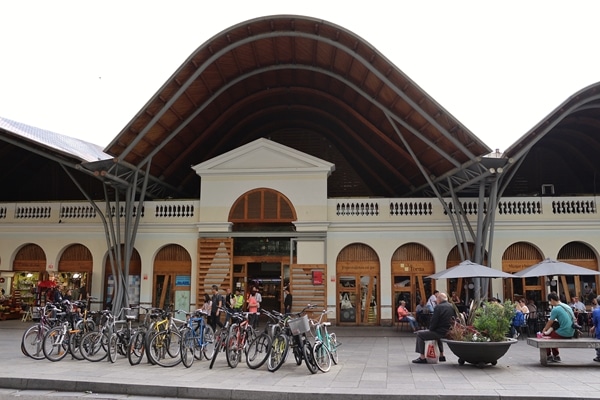 a row of bicycles in front of a building