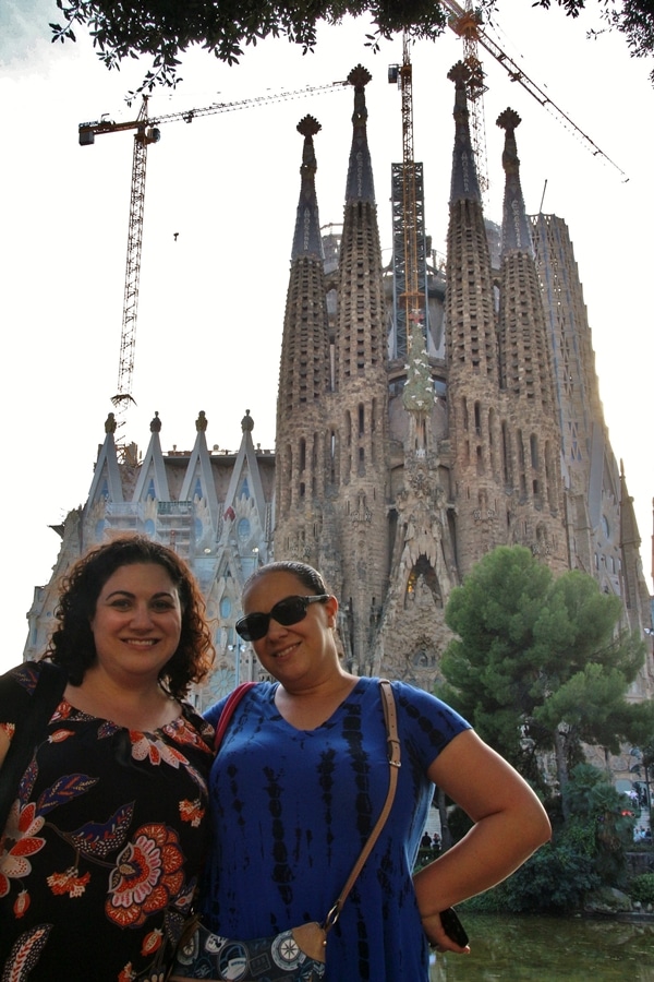 2 women posing in front of Sagrada Familia