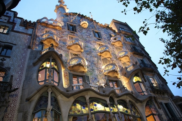 exterior of Casa Batlló at night