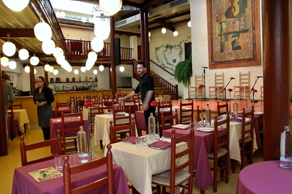 A dining room filled with tables and chairs