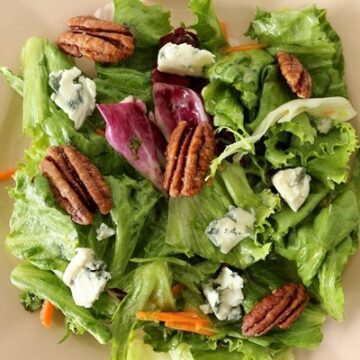 Salad with pecans and blue cheese