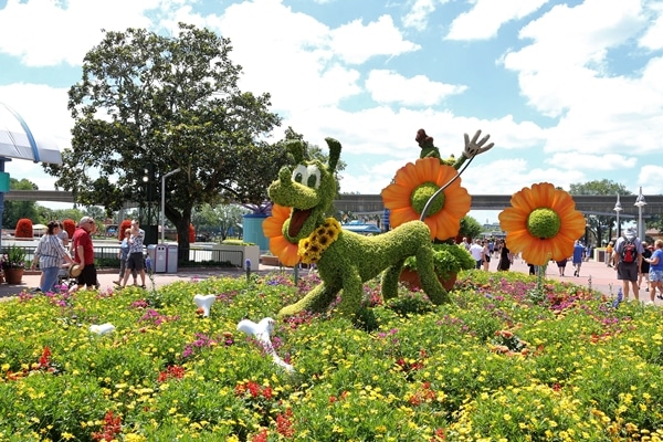 a topiary shaped like Pluto the dog