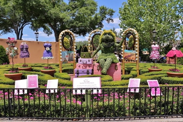 a topiary shaped like Miss Piggy