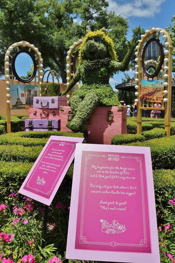 closeup of a topiary shaped like Miss Piggy