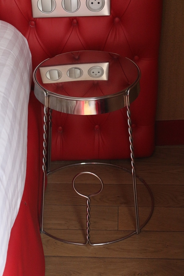 a small table that resembles a Champagne wire