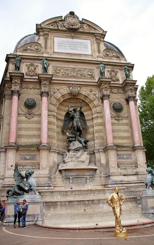 a large monument on a street corner