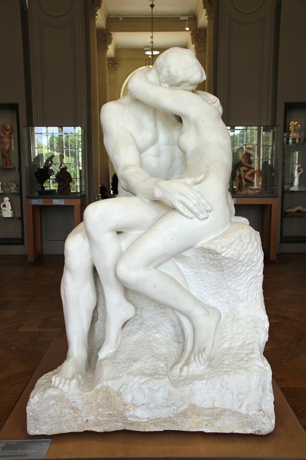 A close up of The Kiss statue in the Rodin Museum