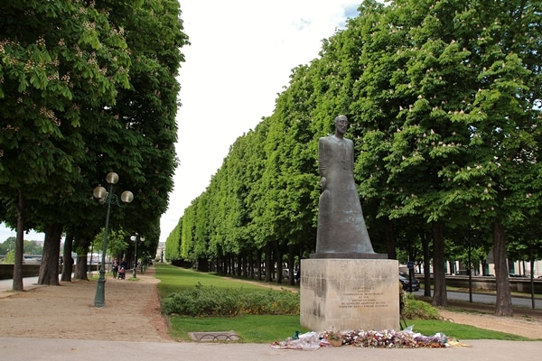 A statue of a man in a garden