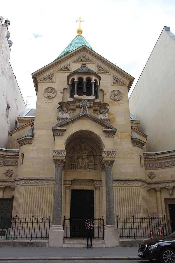 A church in between 2 buildings