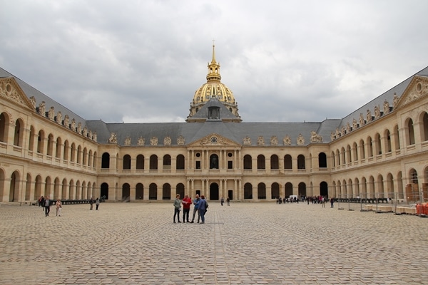 a large courtyard in front of Les Invalides