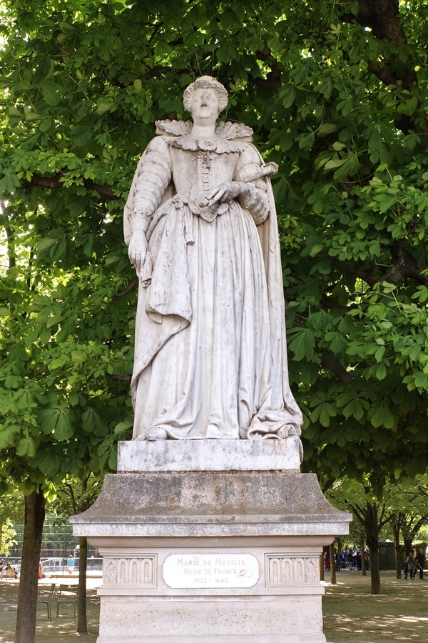 A statue of a woman