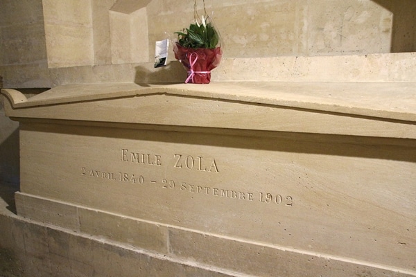 Emile Zola\'s grave in a crypt