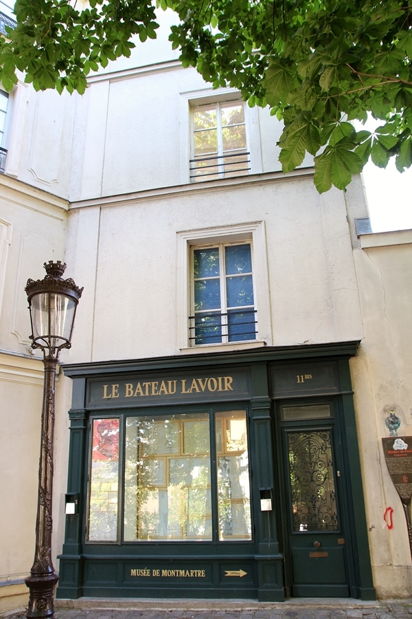 a white building that says \"Le Bateau Lavoir\" in front of it