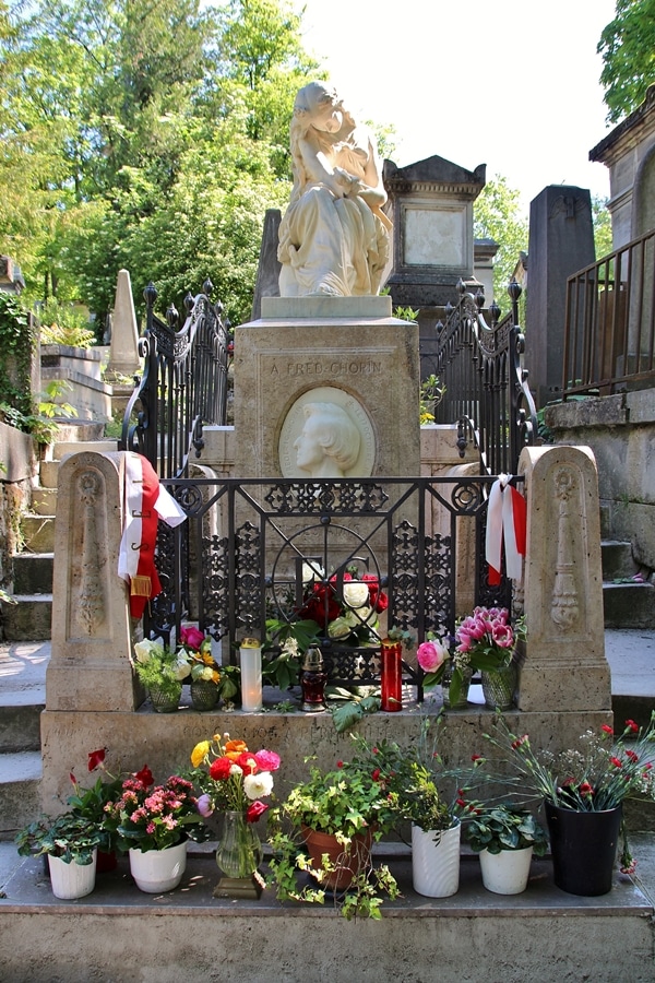 Chopin\'s grave surrounded by flowers