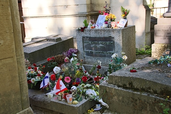 Jim Morrison\'s grave covered with flowers