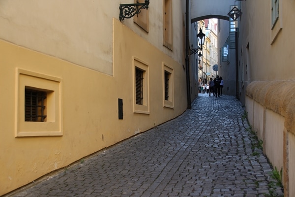 a narrow cobblestone street