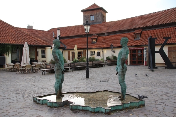 statues of 2 men peeing into a fountain