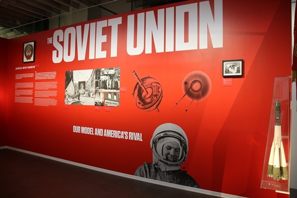 a red wall in a museum that says \"Soviet Union\"