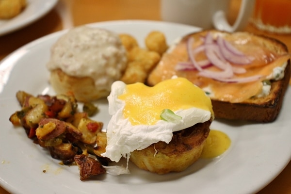 A plate of food of breakfast food