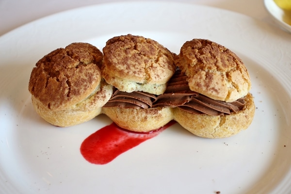 3 profiteroles with chocolate filling