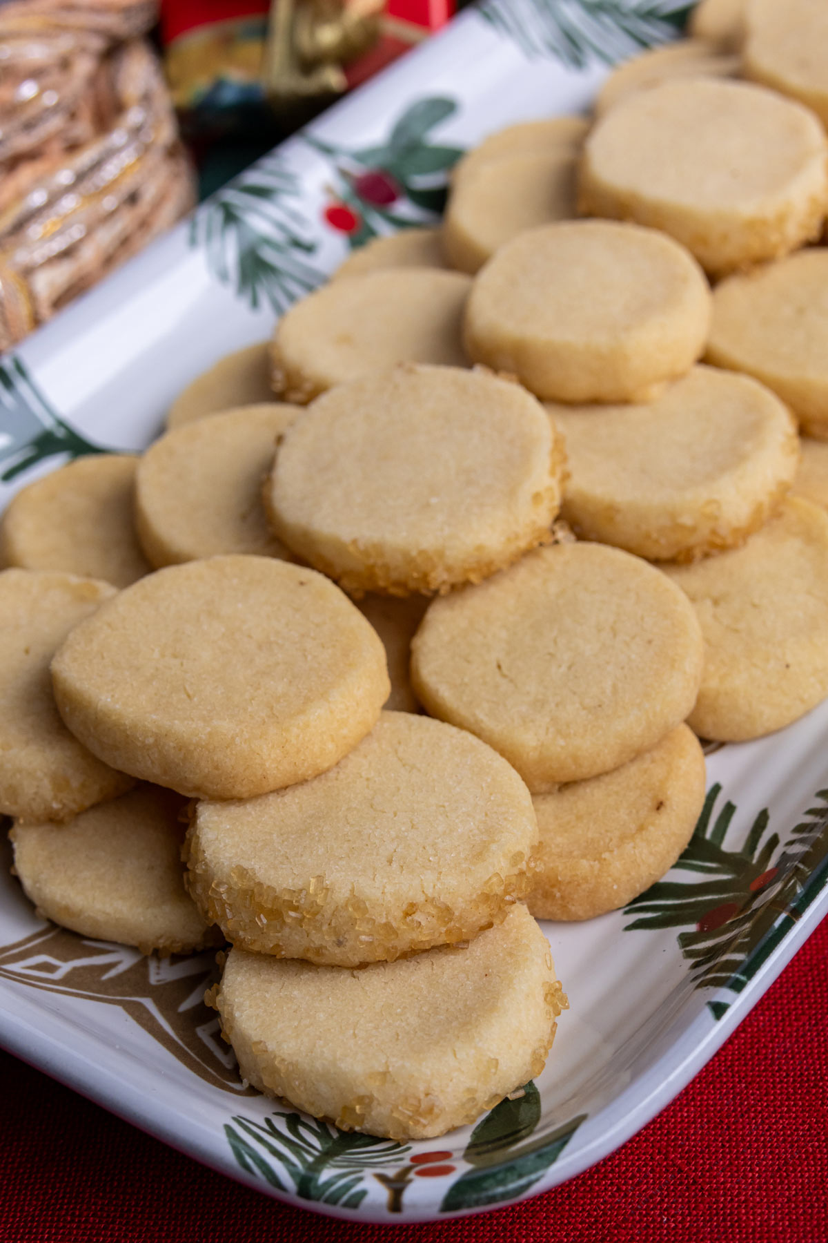 Heidesand cookies stacked on a festive rectangular platter.
